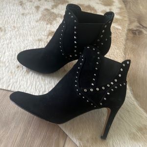 VINCE CAMUTO CONSHETA TRUE SUEDE BOOTIE
